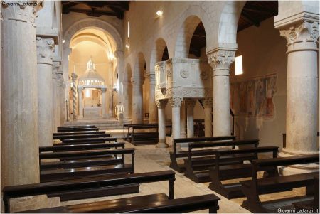 Bominaco (frazione di Caporciano, Aq). Chiesa di Santa Maria Assunta. Interno, navata centrale.