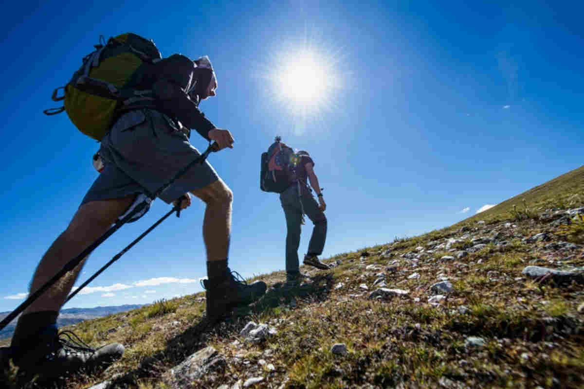 due persone fanno trekking in montagna in estate