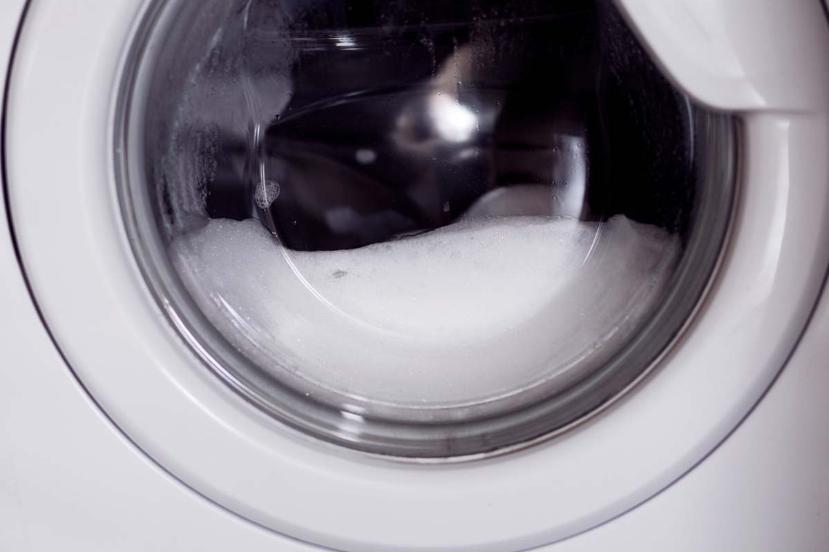 Come evitarte la formazione di troppa schiuma in lavatrice