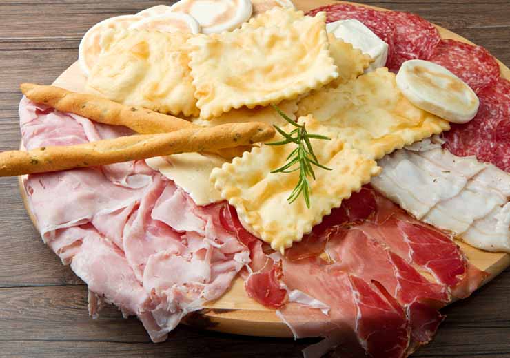 Gnocco fritto delizioso per un aperitivo con i salumi