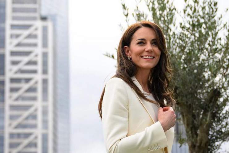 Re Carlo vicino a Kate