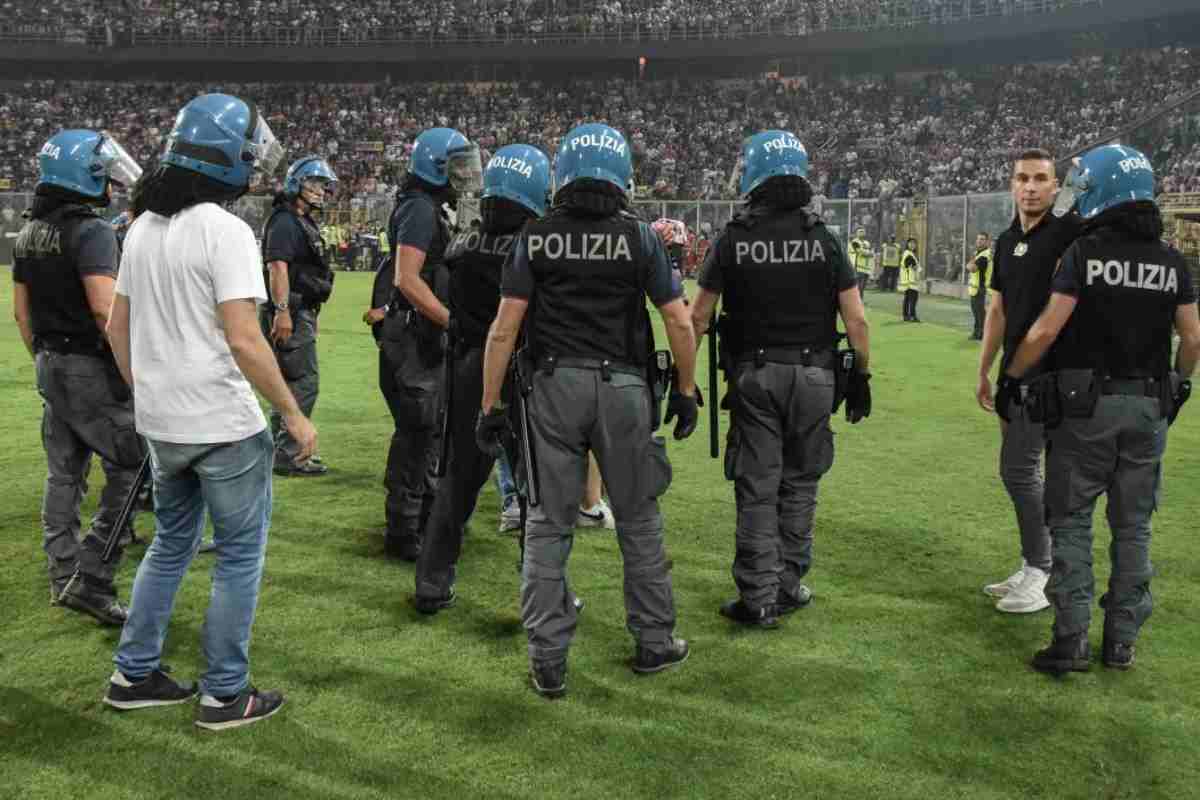 Scene da far west in Serie D, con la Polizia che interviene in campo