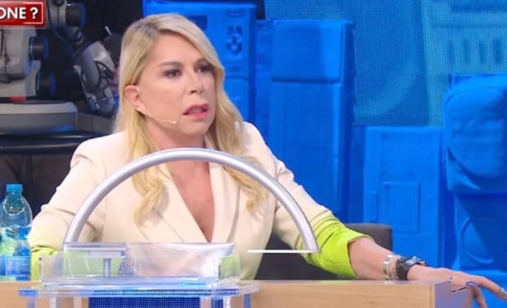 amici scoppia polemica