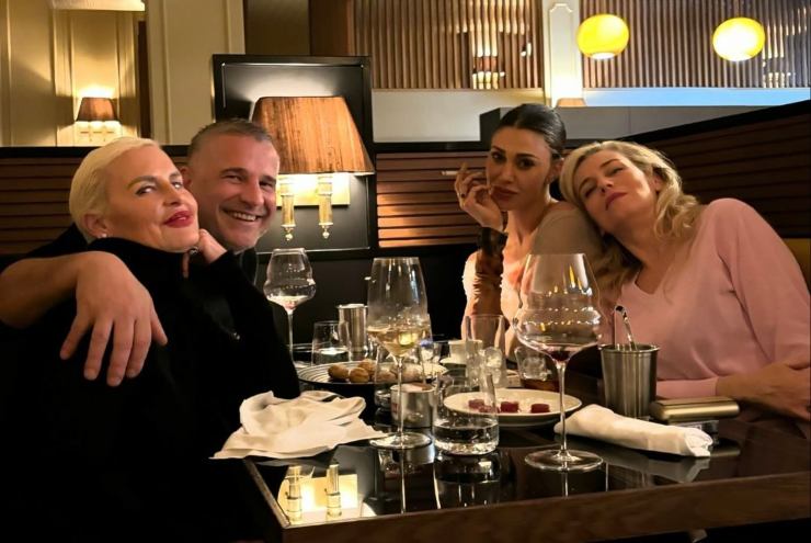 Belen Rodriguez fuma al chiuso