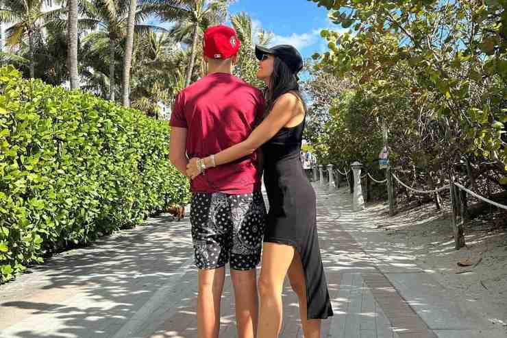 Elisabetta Gregoraci in vacanza, risposta al veleno sui social