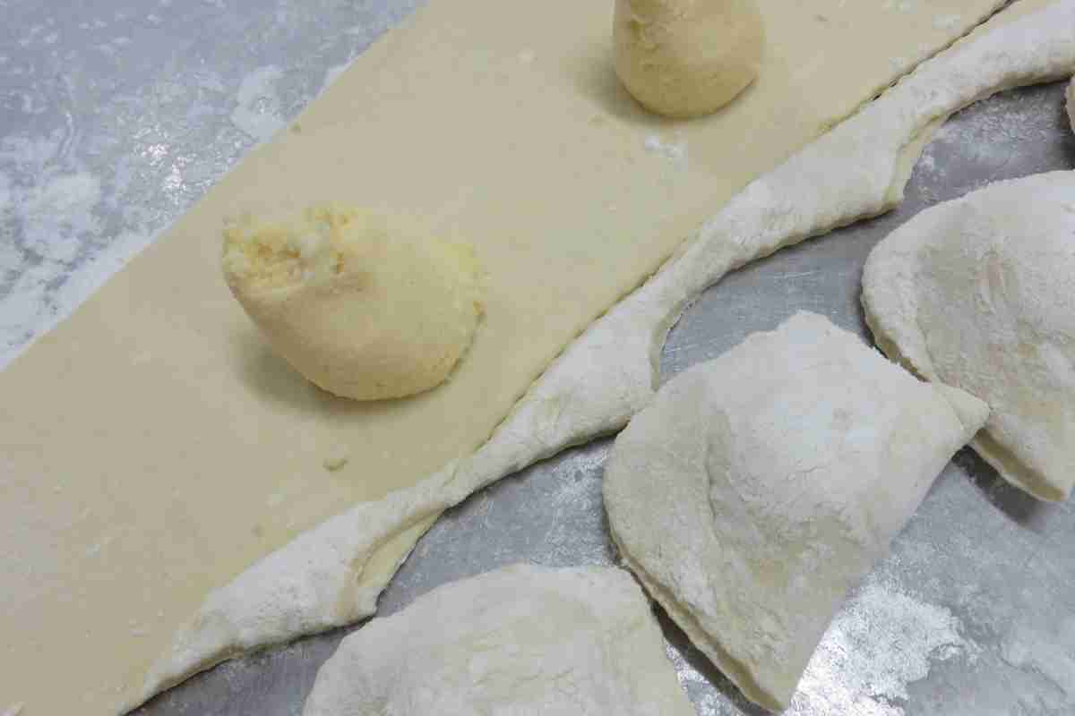 preparazione della ricetta dei fiadoni 