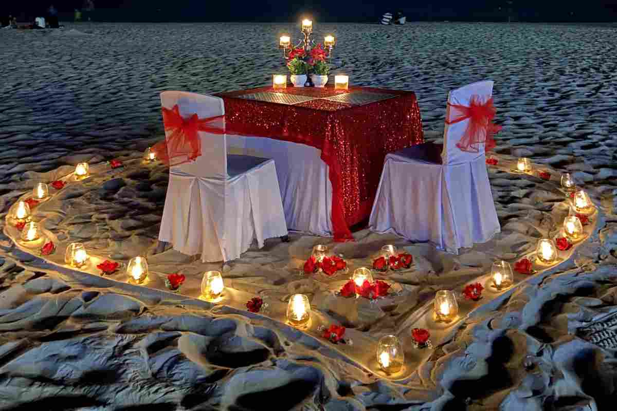 tavola per due con cuori e luci per una fuga romantica in Abruzzo