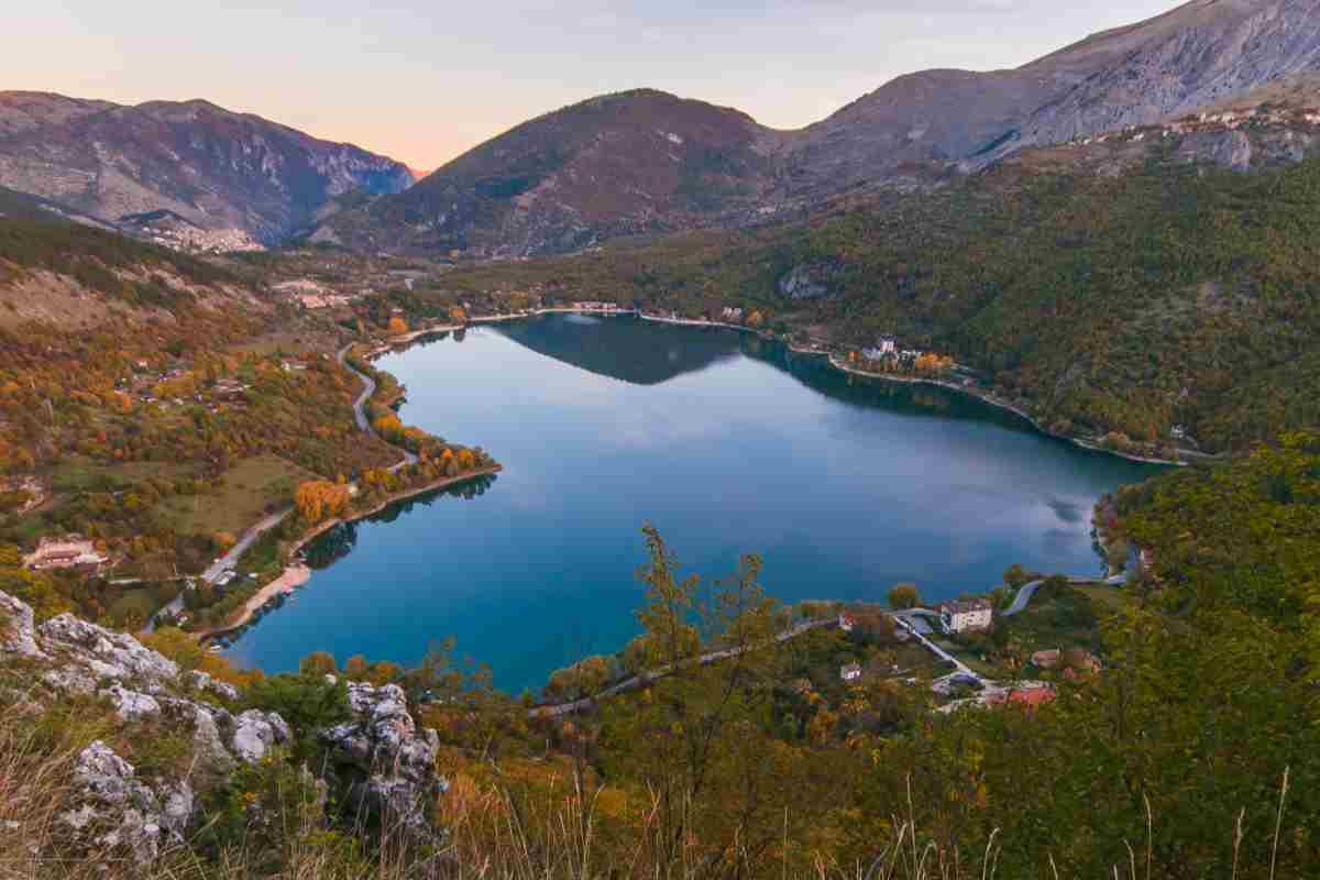 Panorama del lago di Scanno a forma di cuore