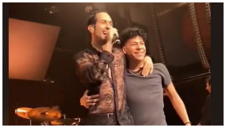 Mahmood canta con un fan