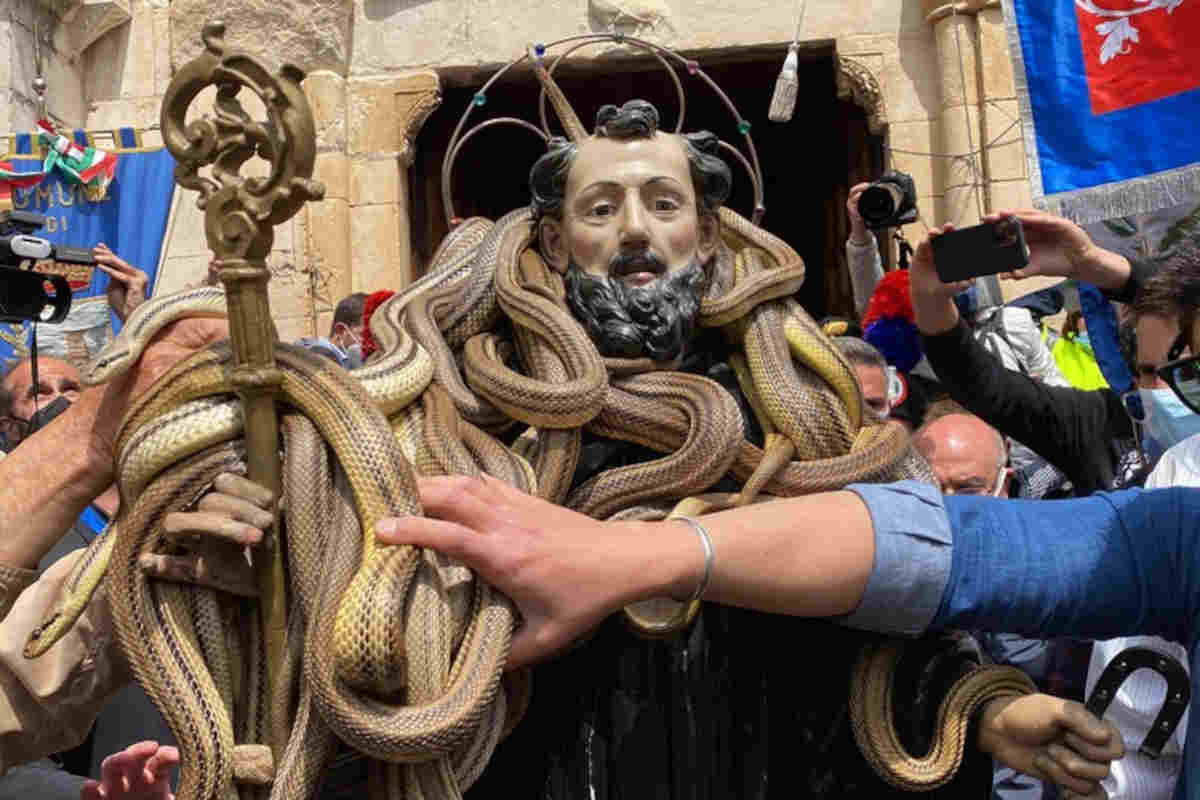 Statua di San Domenico per la festa dei Serpari a Cocullo