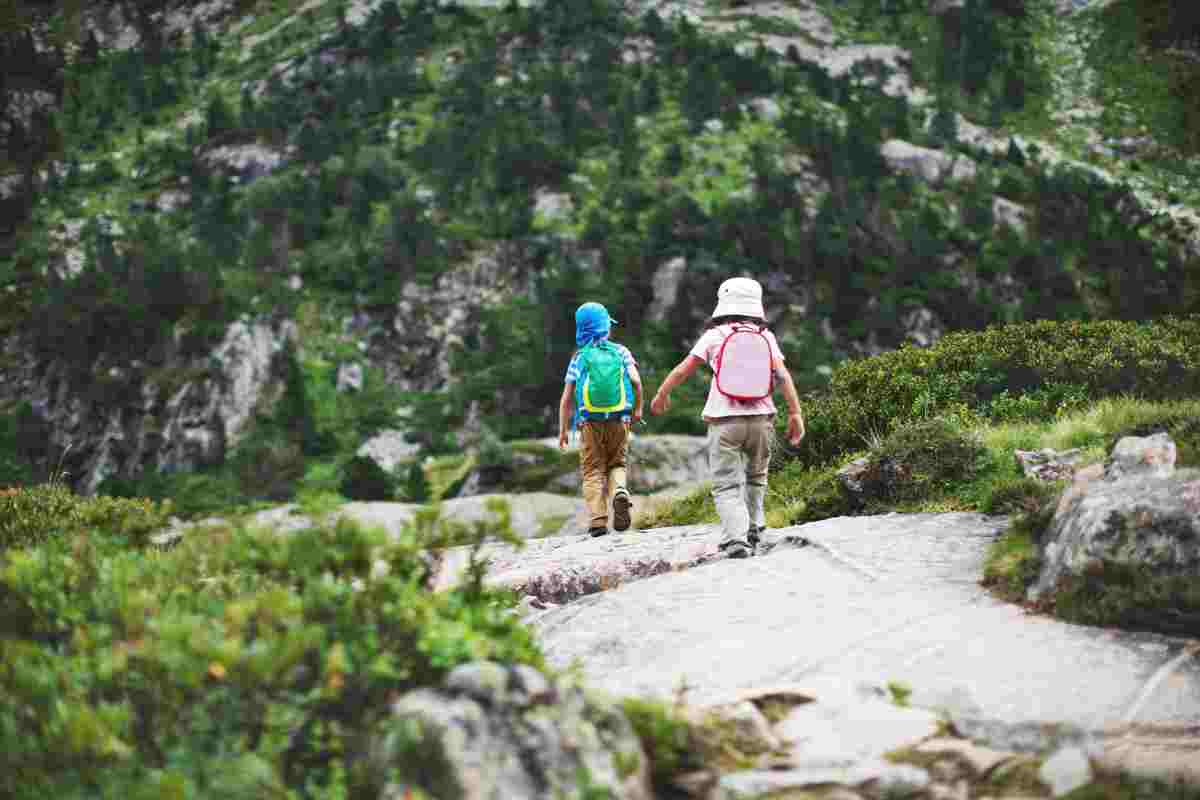 bambini fanno trekking nel bosco sul gran sasso