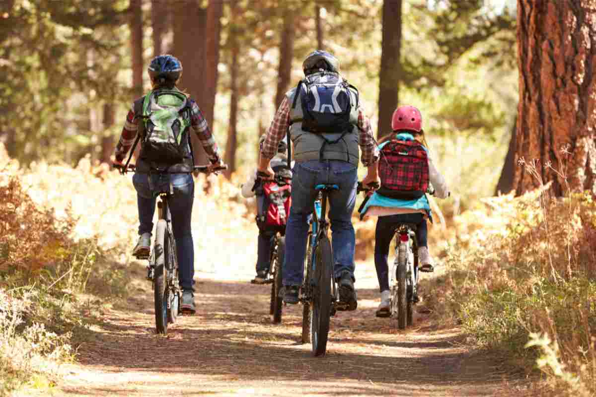 famiglia in bici su un sentiero del gran sasso