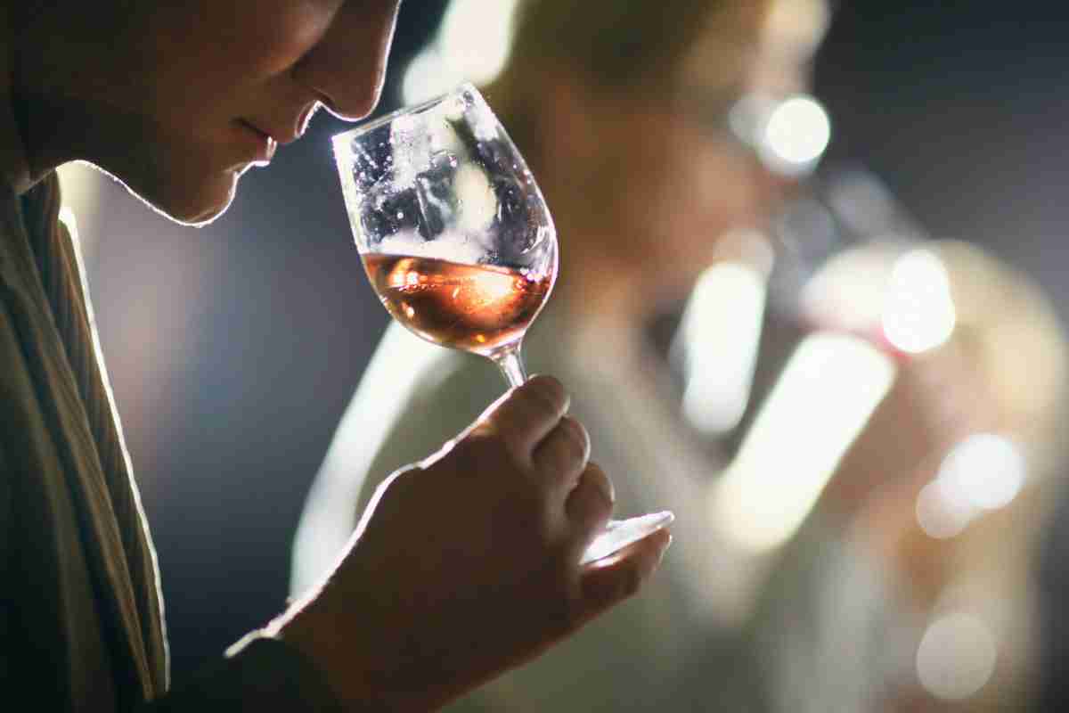 uomo degusta uno dei vini abruzzesi più esportati