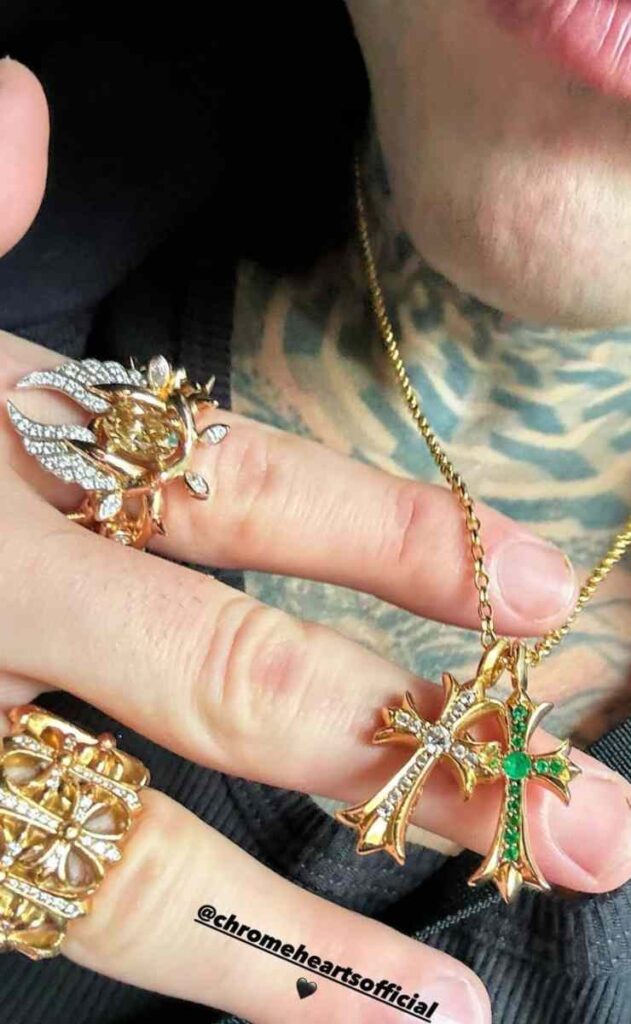 Collana Che Si Spezza Significato Fedez, spunta un nuovo anello al posto della fede: il significato