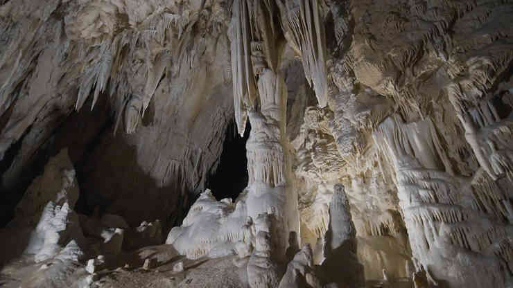 Grotte di Pietrasecca con le formazioni calcaree bianche