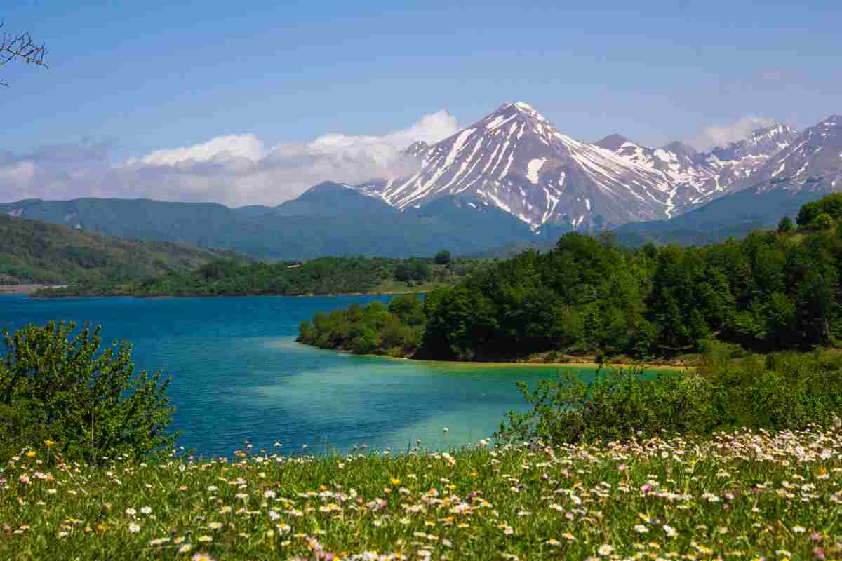 Lago di Campotosto in abruzzo