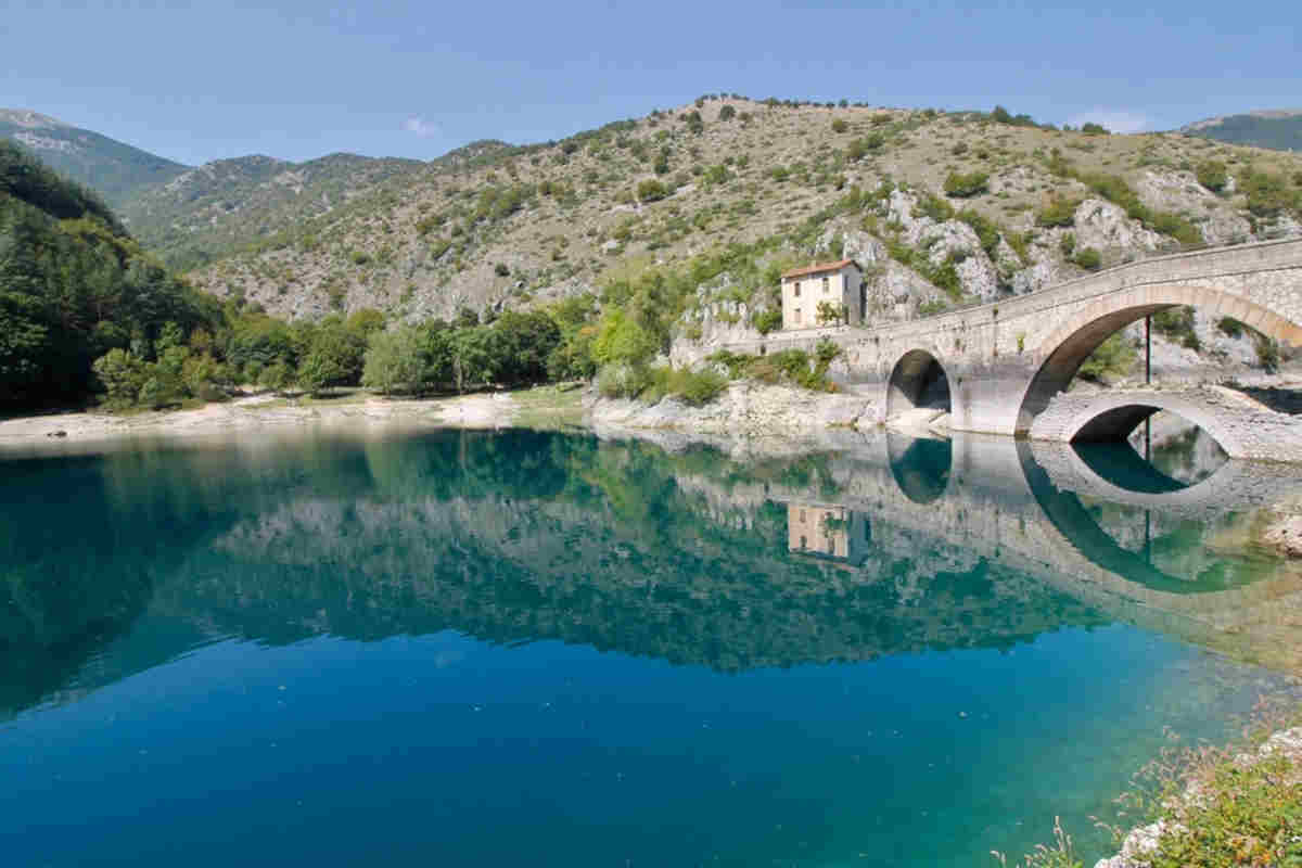 Lago di San Domenico con eremo sullo sfondo