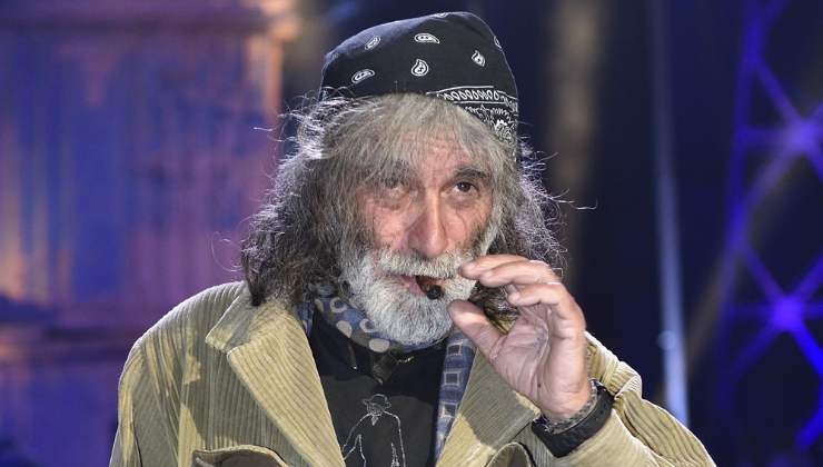 Cosa ha studiato Mauro Corona
