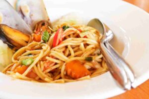 piatto di spaghetti con frutti di mare del menu tipico della Costa dei Trabocchi
