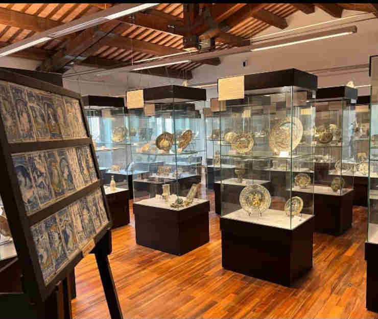 Esposizione di piatti presso il Museo della Ceramica di Castelli 
