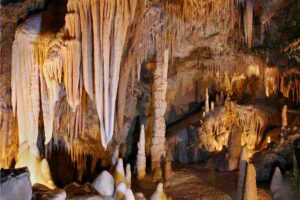 interno di una grotta ammirabile in uno dei percorsi di speleologia in Abruzzo