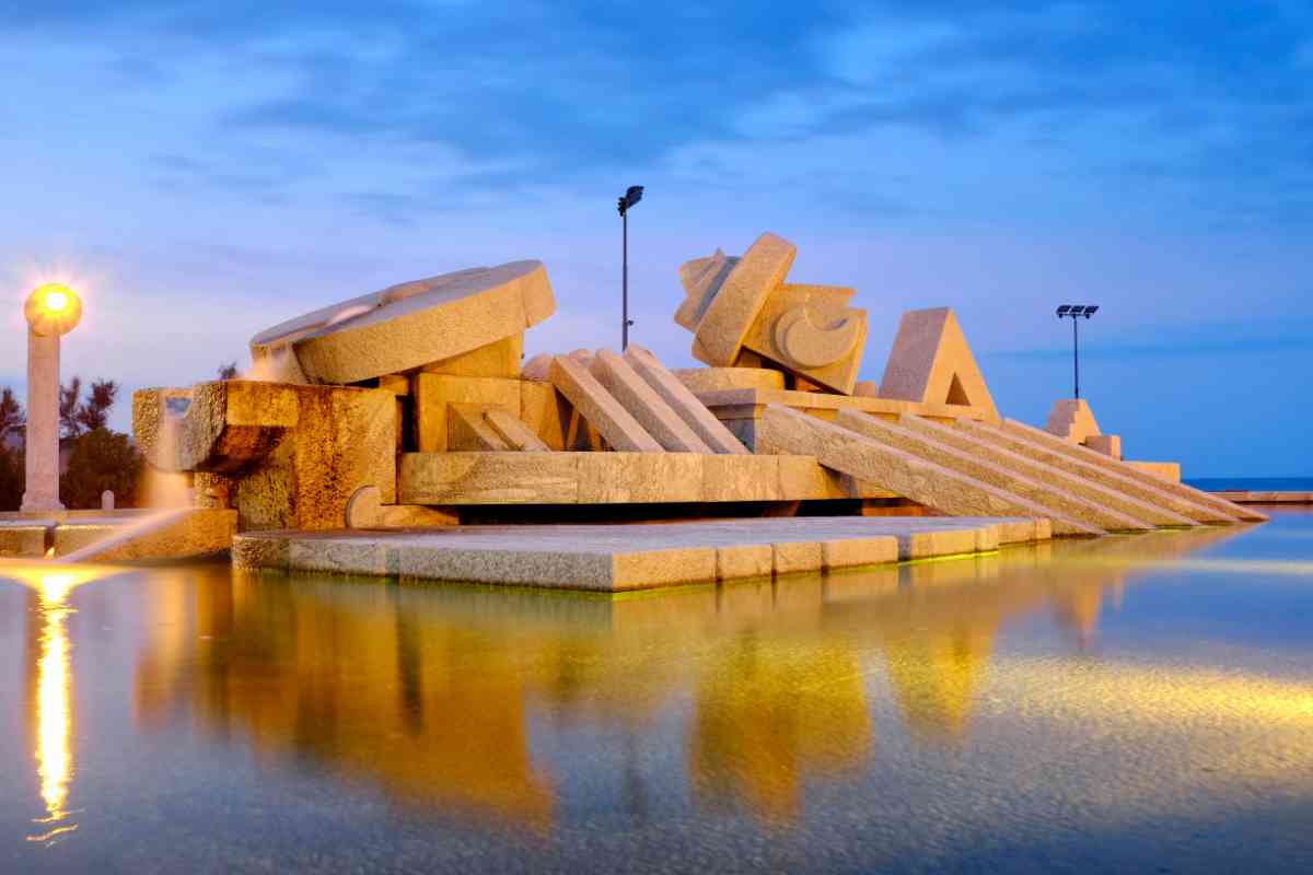 statua della nave di Cascella sulla spiaggia di Pescara