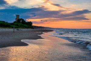 Spiaggia di Torre Cerrano all'alba con splendidi colori dell'aurora
