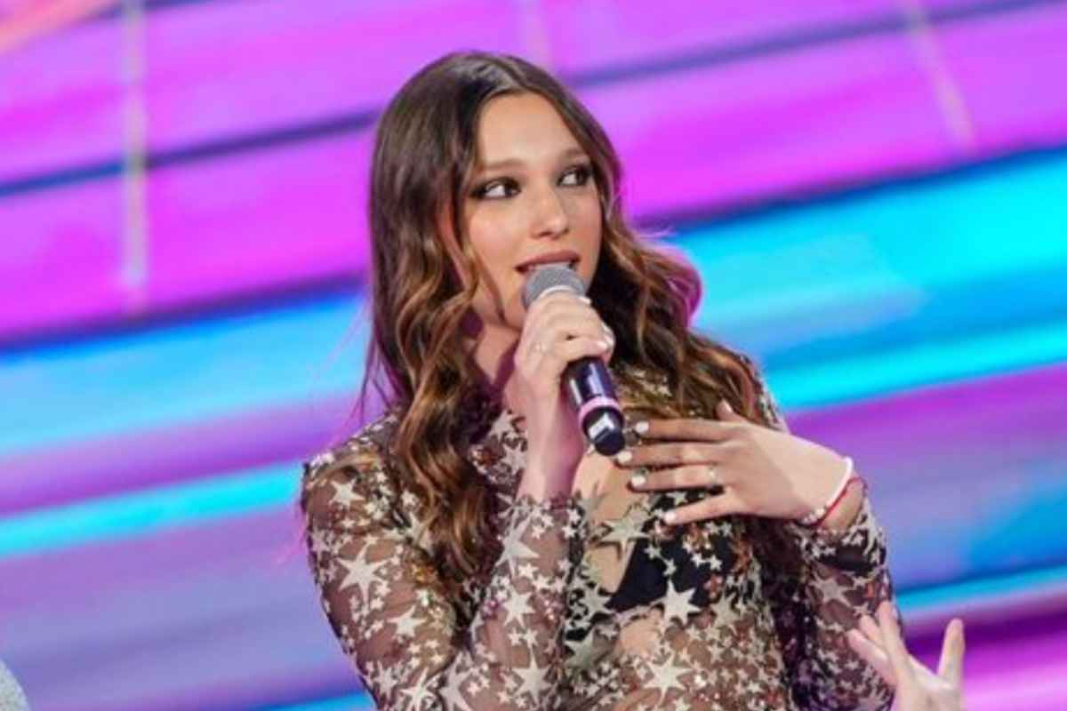 Sarah di Amici come Angelina Mango