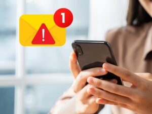 Donna usa smartphone simbolo sms attenzione