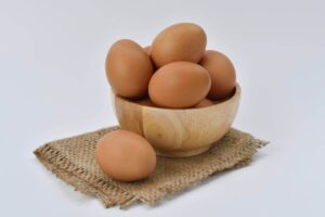 uova in ciotola di legno