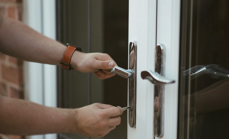persona apre porta 