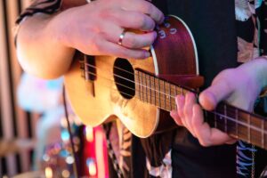 persona con chitarra