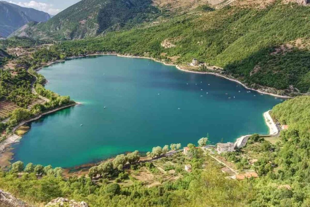 Il panorama del lago a forma di cuore in Abruzzo
