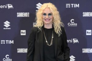 Antonella Clerici con occhiali da sole che sorride