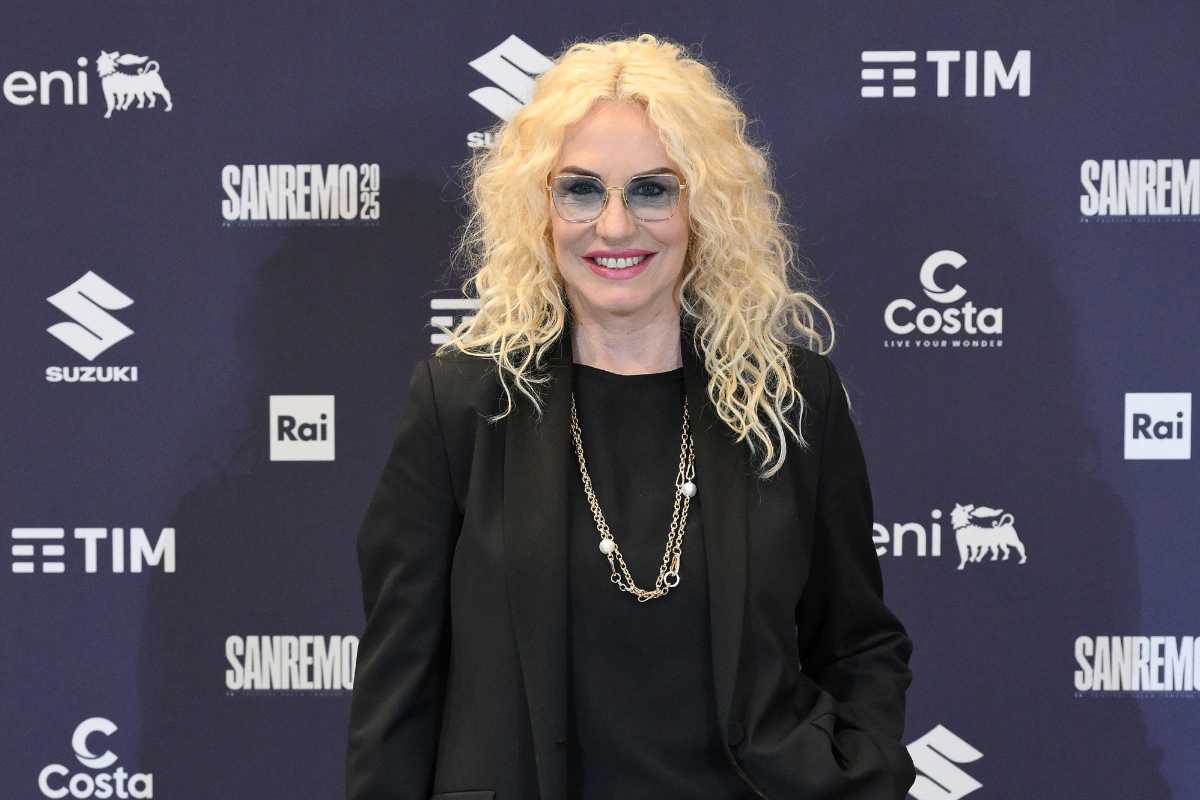 Antonella Clerici con occhiali da sole che sorride