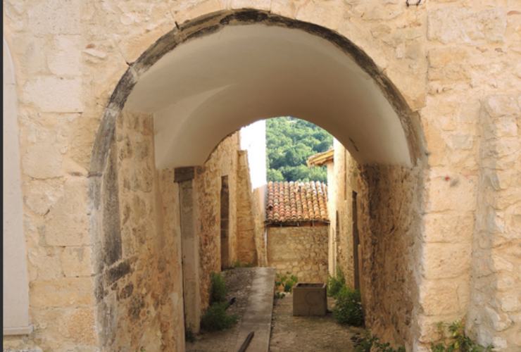 porta ad arco in piccolo paese