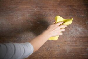 donna che spolvera legno