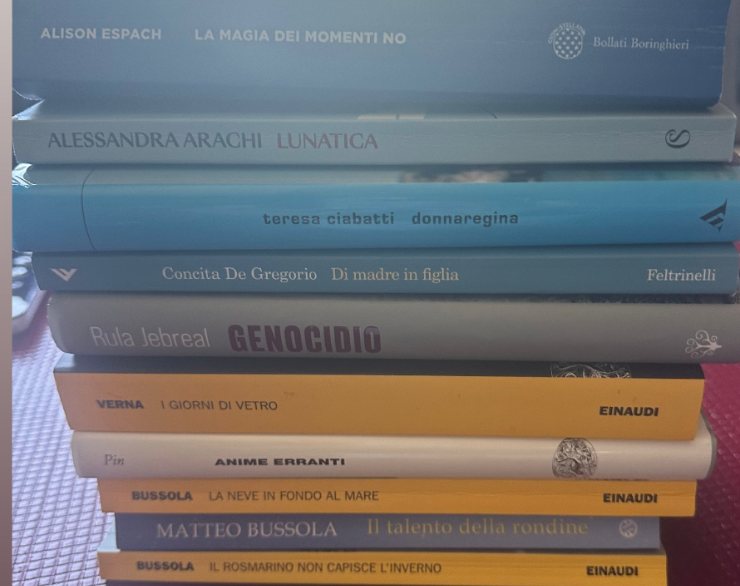 Pila di dieci libri