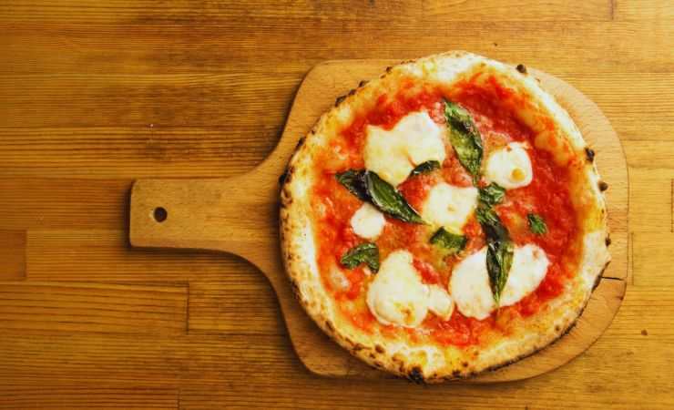 una pizza sul tagliere