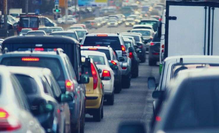 auto in fila per il traffico