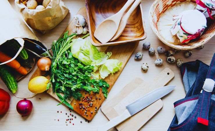 tagliere,coltello e cucina