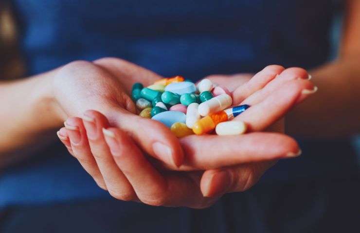 farmaci in mano