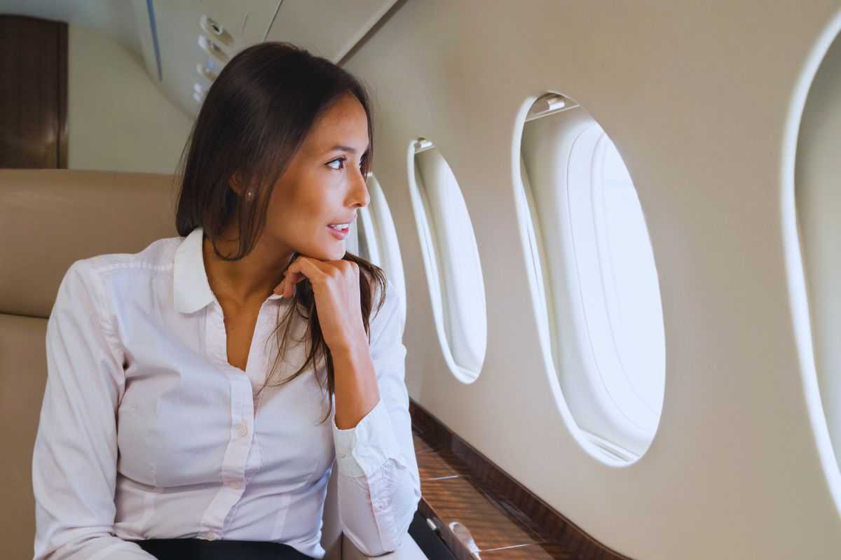 ragazza in aereo