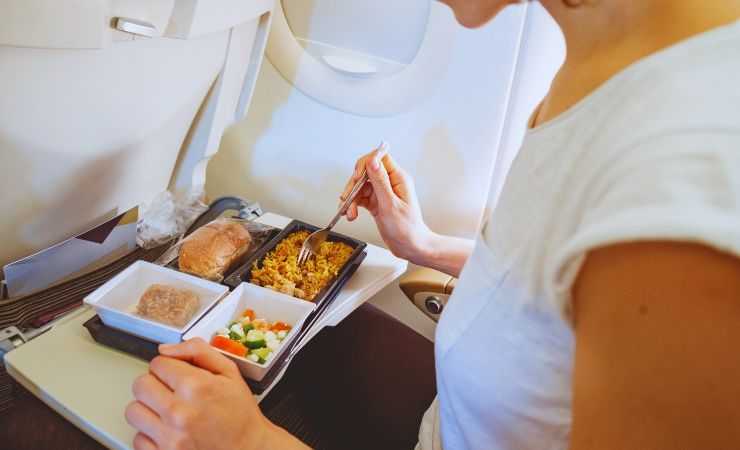 persona mangia in aereo