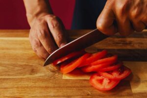 taglio pomodori sul tagliere