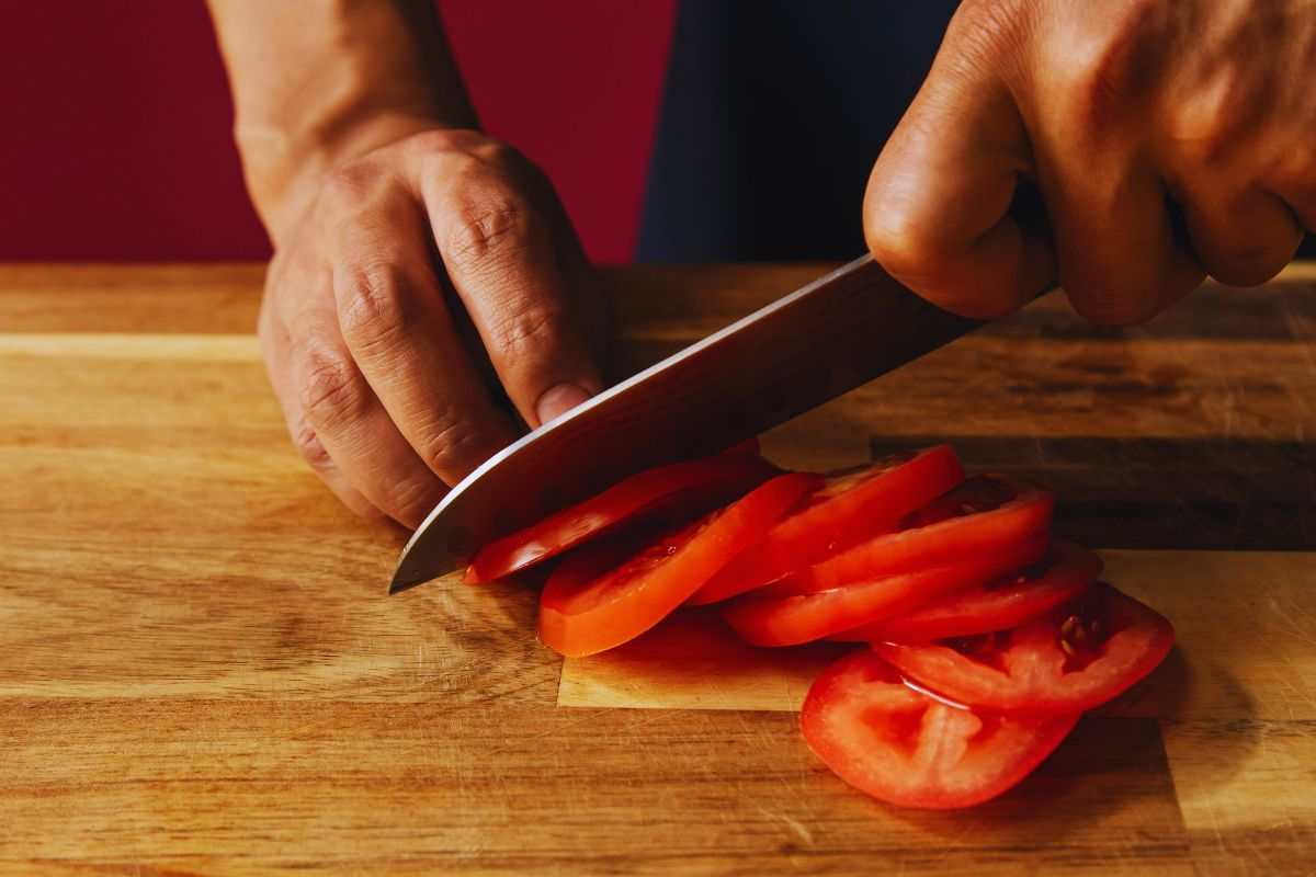 taglio pomodori sul tagliere