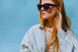 ragazza con occhiali da sole
