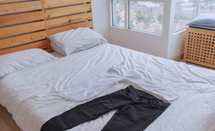 vestiti sul letto
