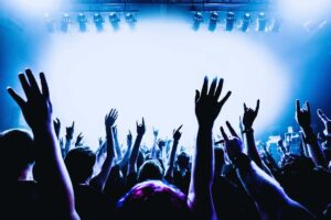 concerto e mani alzate