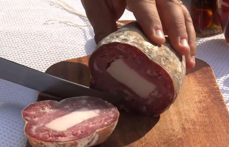 mortadella tagliata al coltello